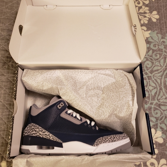 Jordan 3's Georgetown - Picture 4 of 6